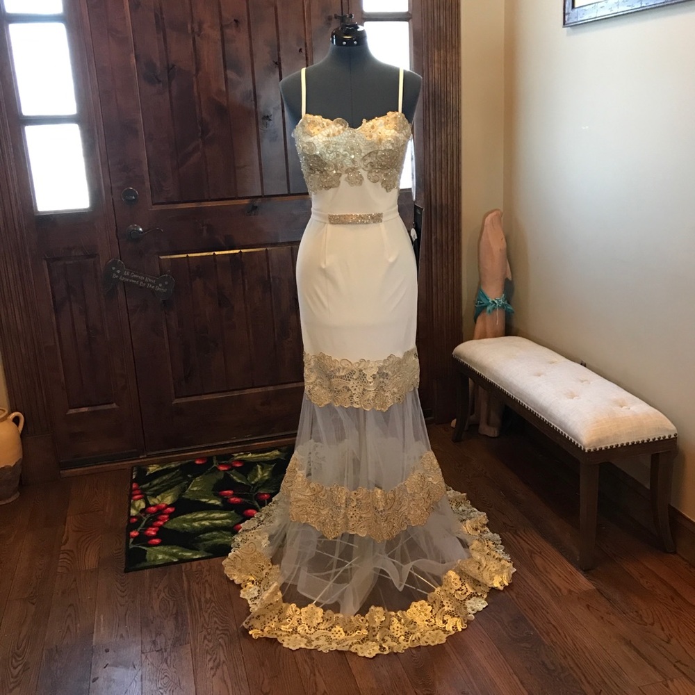 🔥Terani Ivory & Gold Lace Mermaid Gown! NEW!!! - Picture 2 of 8